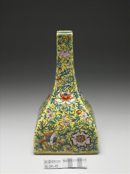 洋彩黃地洋花紋方瓶
