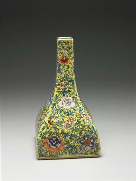 洋彩黃地洋花紋方瓶