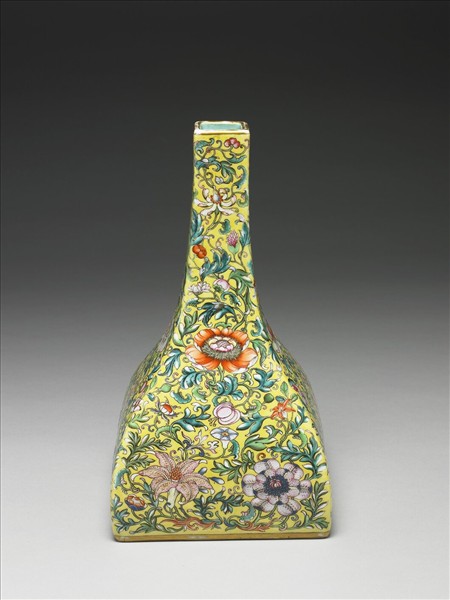 洋彩黃地洋花紋方瓶