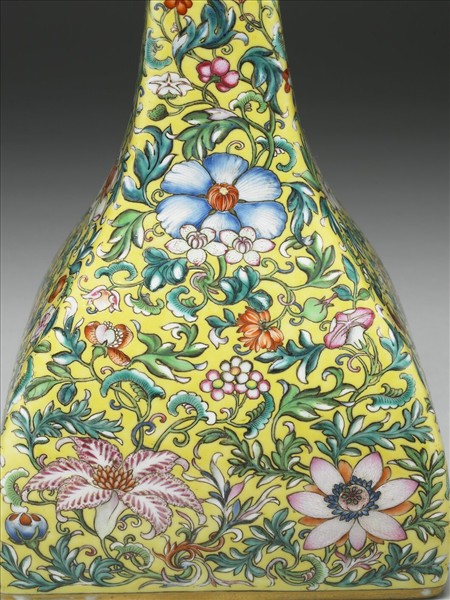 洋彩黃地洋花紋方瓶