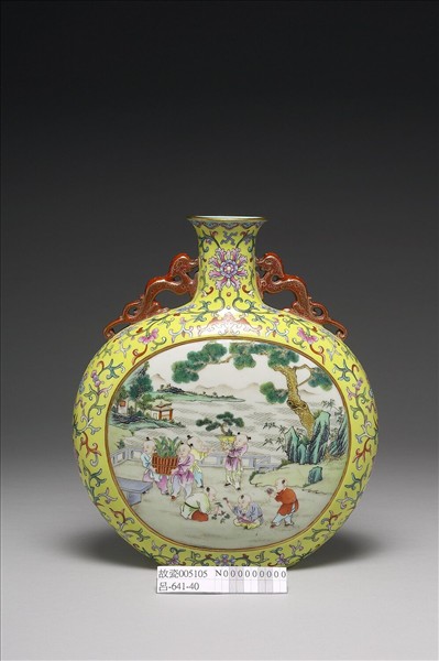 粉彩開光嬰戲圖螭耳扁壺