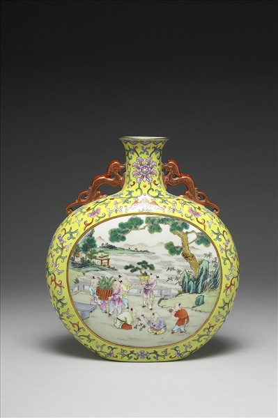 粉彩開光嬰戲圖螭耳扁壺