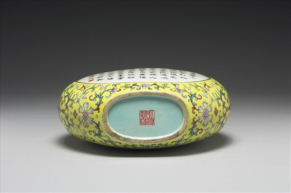 粉彩開光嬰戲圖螭耳扁壺