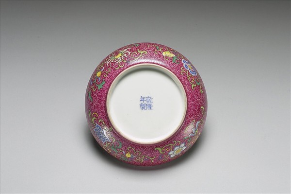 洋彩紅錦地三多紋碟