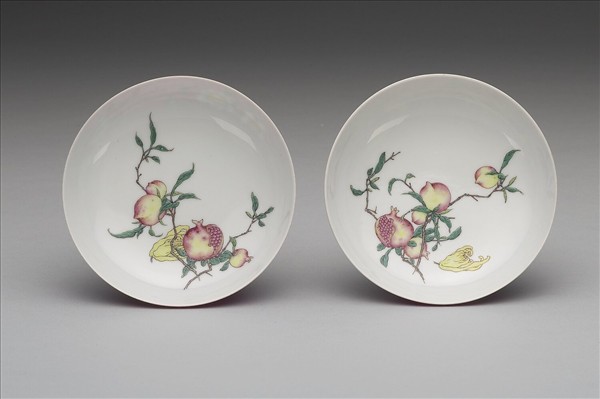 洋彩紅錦地三多紋碟