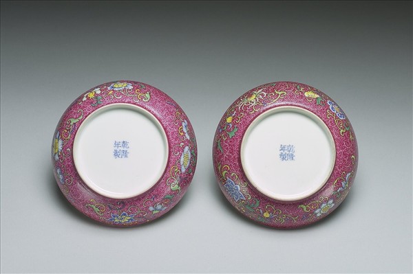 洋彩紅錦地三多紋碟