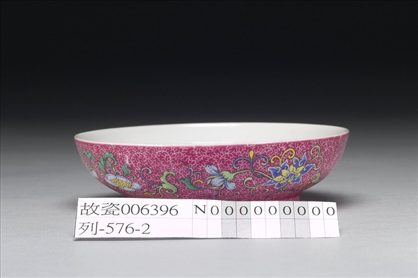 洋彩紅錦地三多紋碟