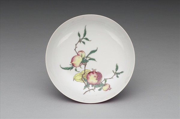 洋彩紅錦地三多紋碟