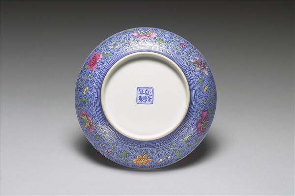 琺瑯彩藍錦地瓜瓞紋碟