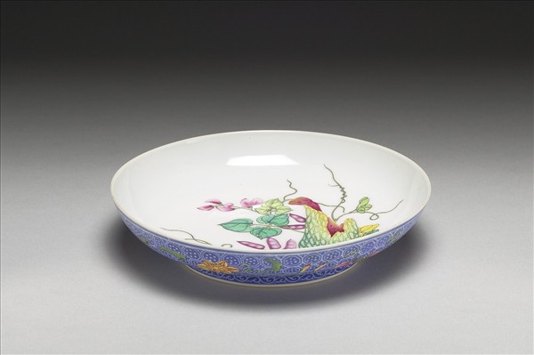 琺瑯彩藍錦地瓜瓞紋碟