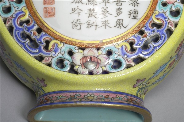 洋彩黃錦地玲瓏詩意轎瓶