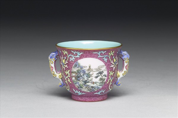 洋彩紅錦地開光山水圖雙耳杯