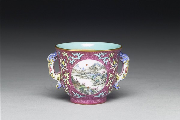 洋彩紅錦地開光山水圖雙耳杯