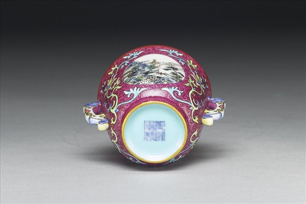 洋彩紅錦地開光山水圖雙耳杯