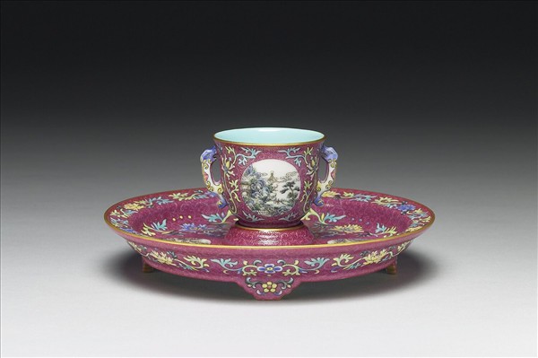 洋彩紅錦地開光山水圖雙耳杯