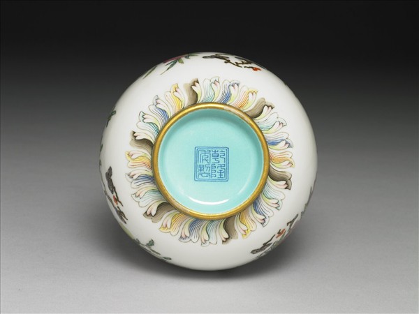 琺瑯彩三多三果紋膽瓶