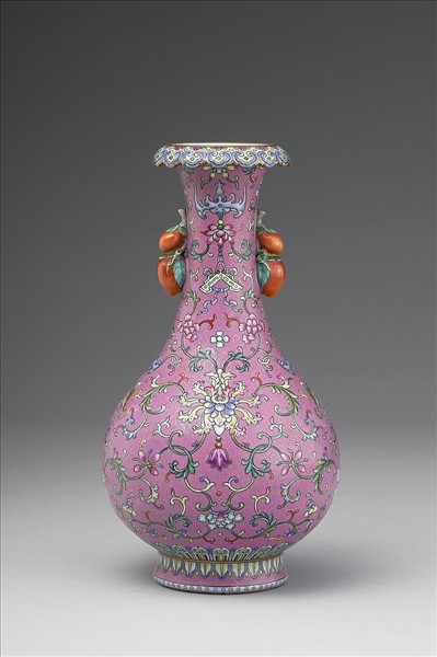 粉彩粉紅地錦上添花番蓮紋花口瓶