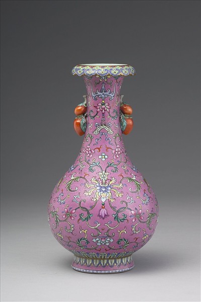 粉彩粉紅地錦上添花番蓮紋花口瓶