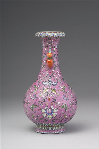 粉彩粉紅地錦上添花番蓮紋花口瓶