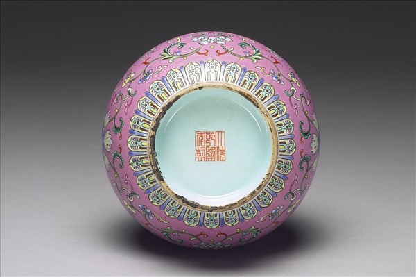 粉彩粉紅地錦上添花番蓮紋花口瓶