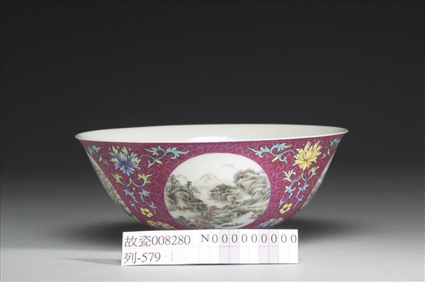 琺瑯彩洋紅地開光四季山水圖碗