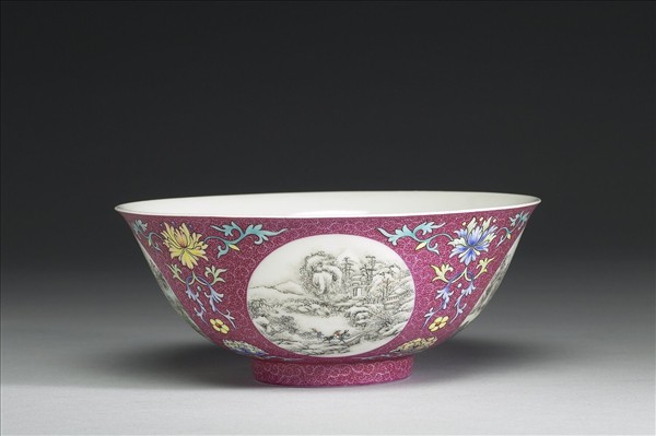 琺瑯彩洋紅地開光四季山水圖碗