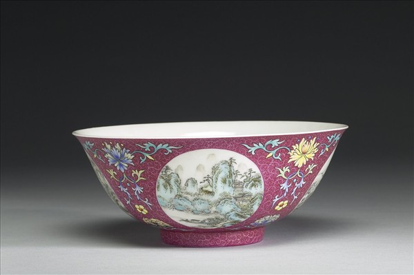 琺瑯彩洋紅地開光四季山水圖碗