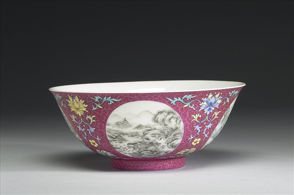 琺瑯彩洋紅地開光四季山水圖碗