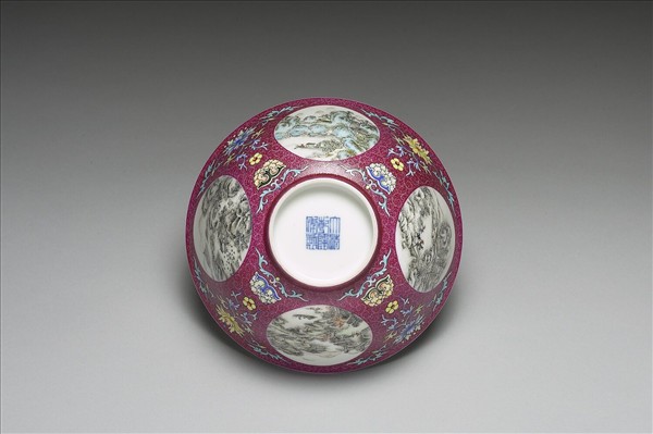 琺瑯彩洋紅地開光四季山水圖碗