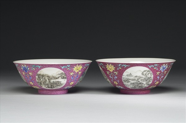 琺瑯彩洋紅地開光四季山水圖碗