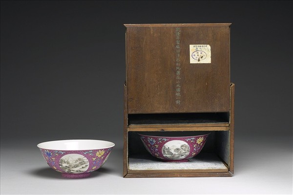 琺瑯彩洋紅地開光四季山水圖碗