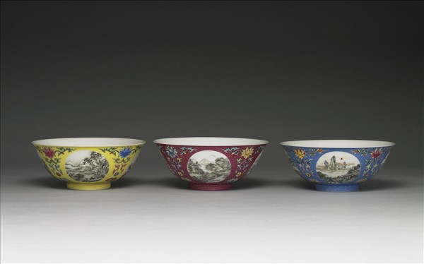 琺瑯彩洋紅地開光四季山水圖碗