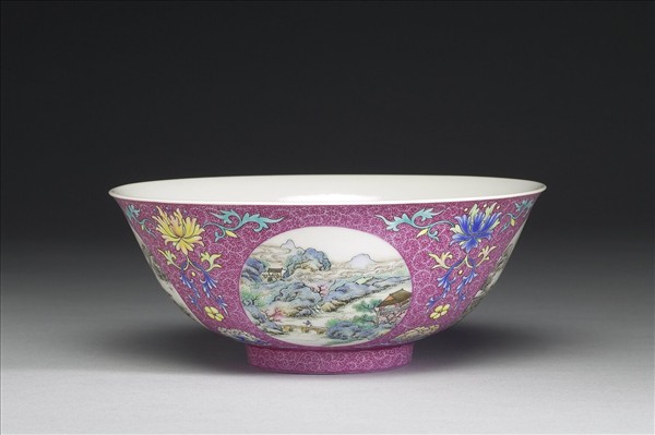 琺瑯彩洋紅地開光四季山水圖碗