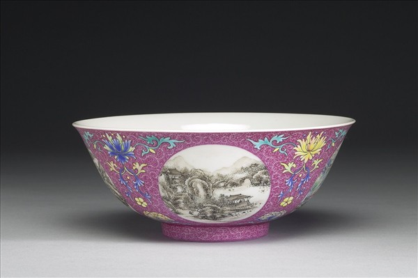 琺瑯彩洋紅地開光四季山水圖碗