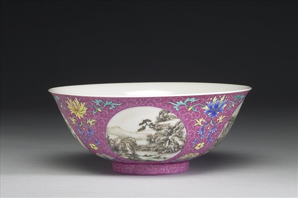 琺瑯彩洋紅地開光四季山水圖碗