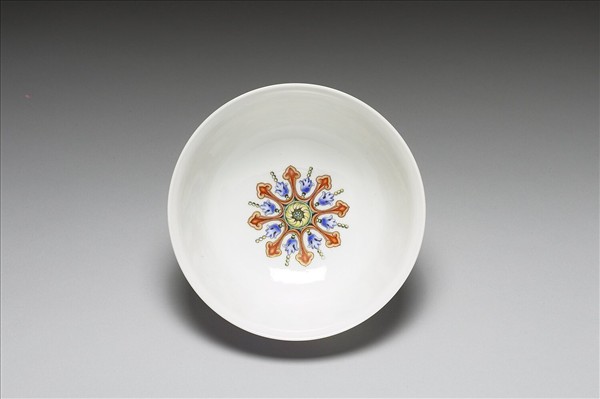 琺瑯彩洋紅地開光四季山水圖碗