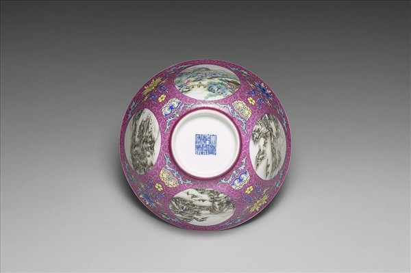 琺瑯彩洋紅地開光四季山水圖碗