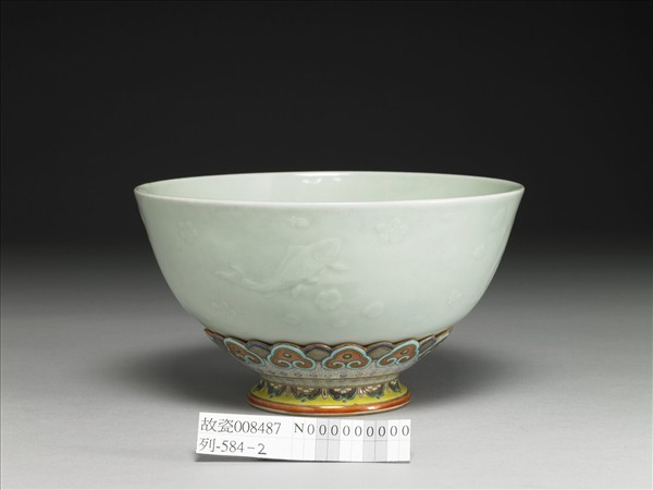 洋彩冬青釉拱花轉足碗