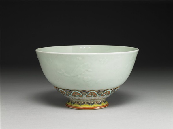 洋彩冬青釉拱花轉足碗