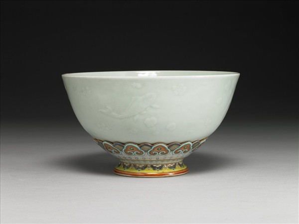 洋彩冬青釉拱花轉足碗