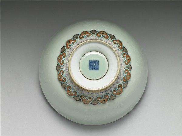 洋彩冬青釉拱花轉足碗