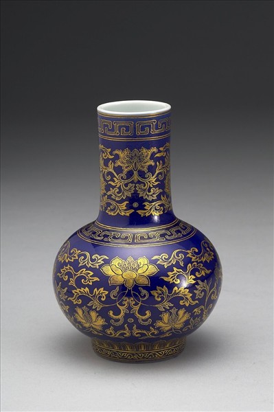 霽青釉描金番蓮紋瓶