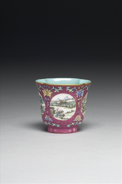 琺瑯彩紫地開光山水圖海棠式杯