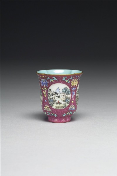 琺瑯彩紫地開光山水圖海棠式杯