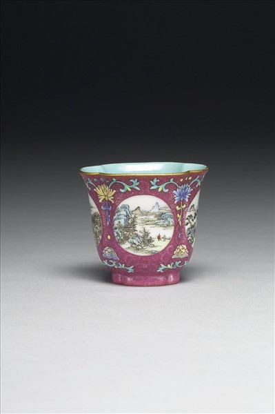 琺瑯彩紫地開光山水圖海棠式杯