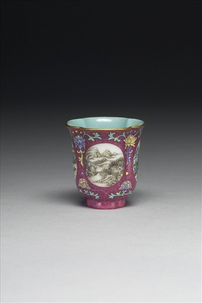 琺瑯彩紫地開光山水圖海棠式杯