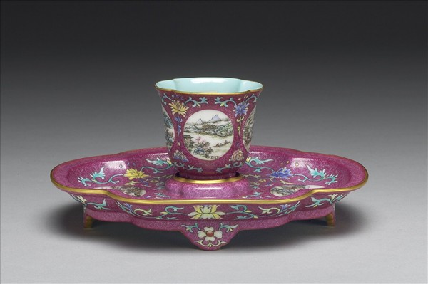 琺瑯彩紫地開光山水圖海棠式杯