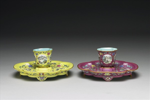 琺瑯彩紫地開光山水圖海棠式杯