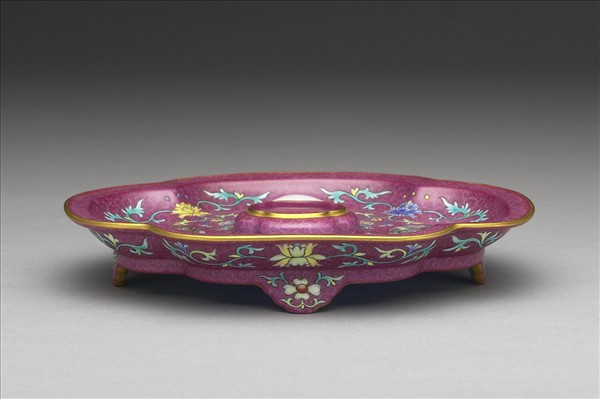 琺瑯彩紫地開光山水圖海棠式盤