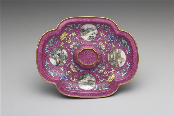 琺瑯彩紫地開光山水圖海棠式盤